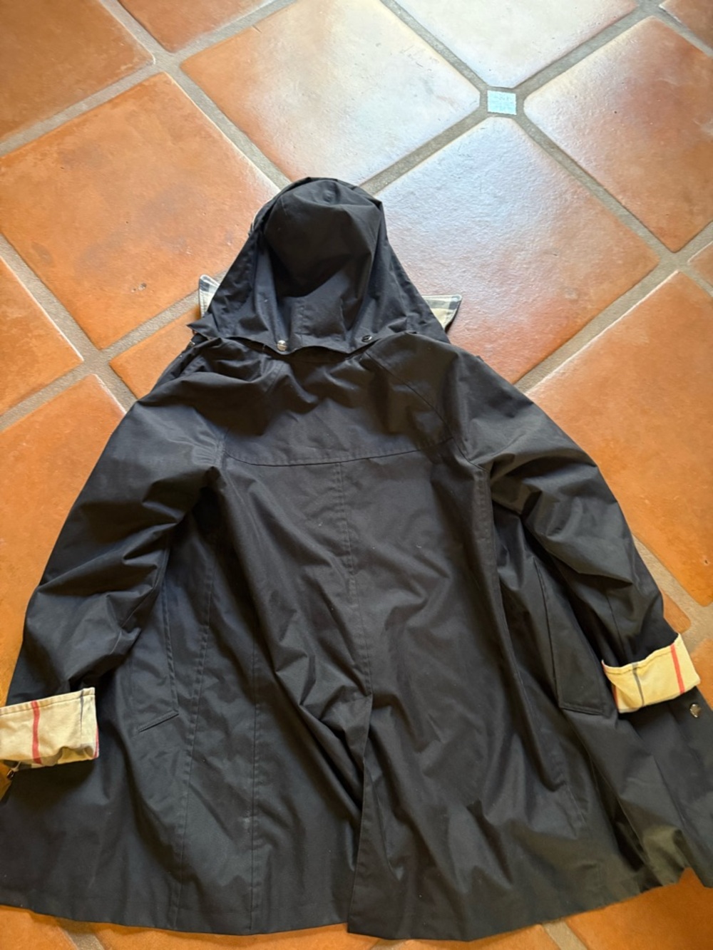 Burberry Women's Hooded Raincoat Jacket in Black - Picture 5 of 5